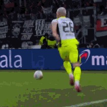 星空体育下载-半场：多特1-1法兰克福，拜尔破门，乌尊点射，吉拉西送点