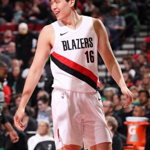 解说：去开拓者主场没买到票 检票员看是中国人就让进去 很给面儿